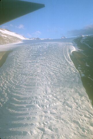 [Cappelle101.jpg]In the Dry Valleys: glacial tongue coming down from the inlandsis towards the bottom of the valley. Height of the ice: 30 to 50 meters.